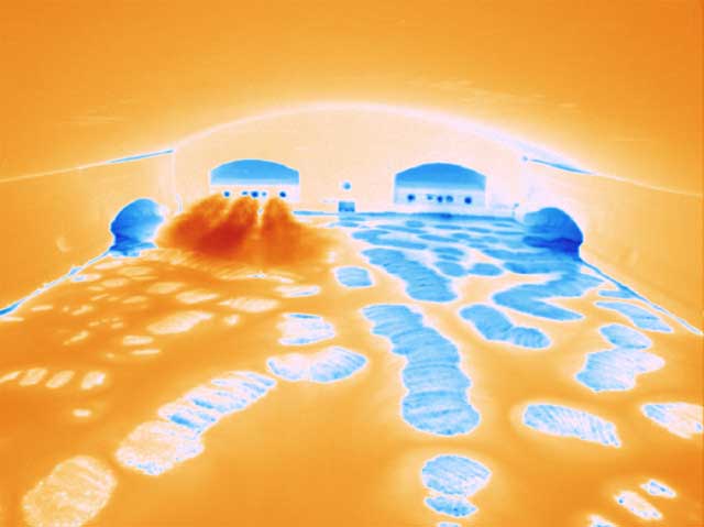 DIAS_infrared_thermal_image_glassmelt_combustionchamber_tank_PYROINC_infraredcamera.jpg